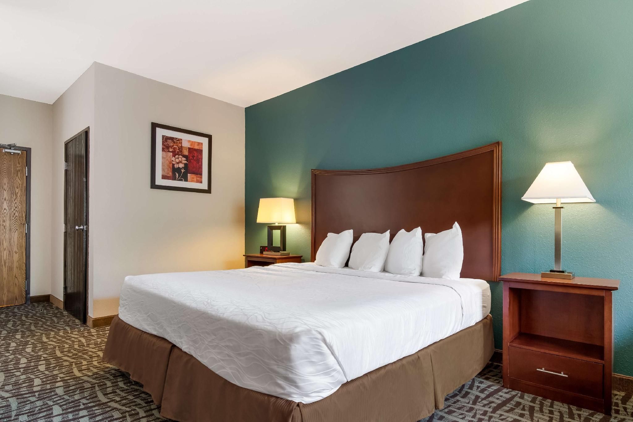 1 King Bed, Nonsmoking, Larger Room