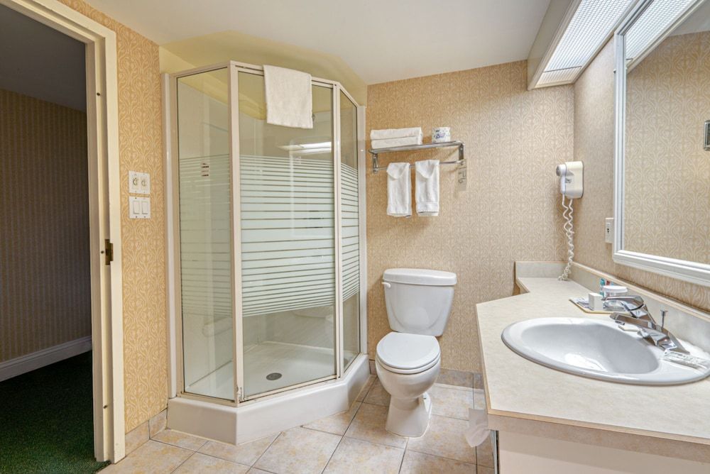 The Casablanca Hotel Deluxe Double Room, 2 Double Beds 6