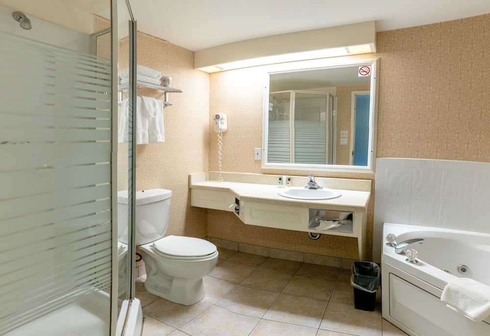 The Casablanca Hotel Deluxe Double Room, 2 Double Beds 4