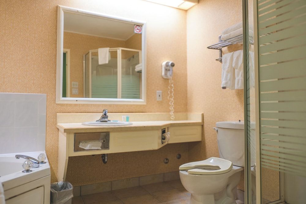 The Casablanca Hotel Deluxe Double Room, 2 Double Beds 7