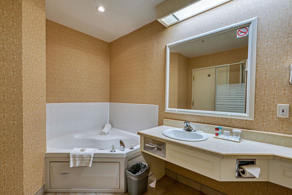 The Casablanca Hotel Deluxe Double Room, 2 Double Beds 5