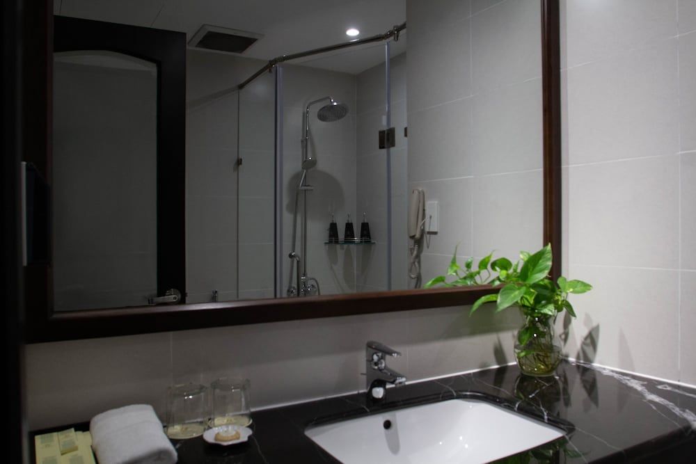 Royal Hotel Saigon Deluxe Suite 3