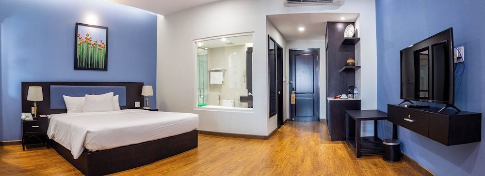 Royal Hotel Saigon Deluxe Suite 4