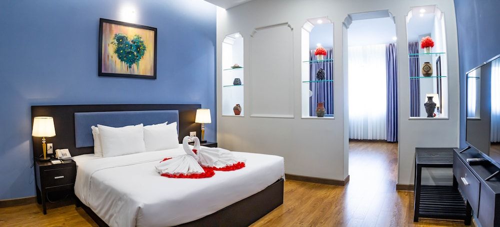 Royal Hotel Saigon Deluxe Suite