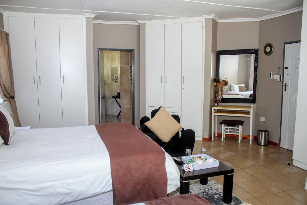 Thamalakane Guest House Deluxe Double Room, Garden View 2