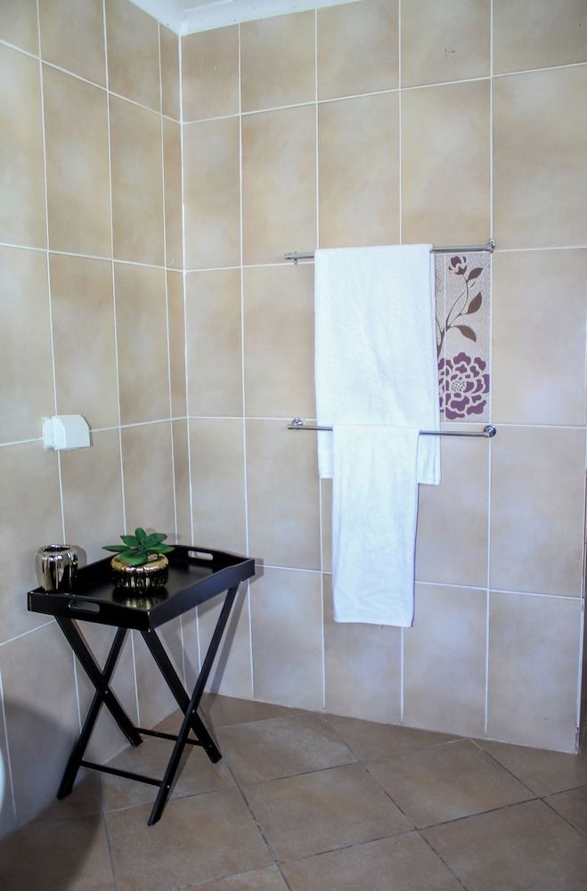 Thamalakane Guest House Deluxe Double Room, Garden View 6