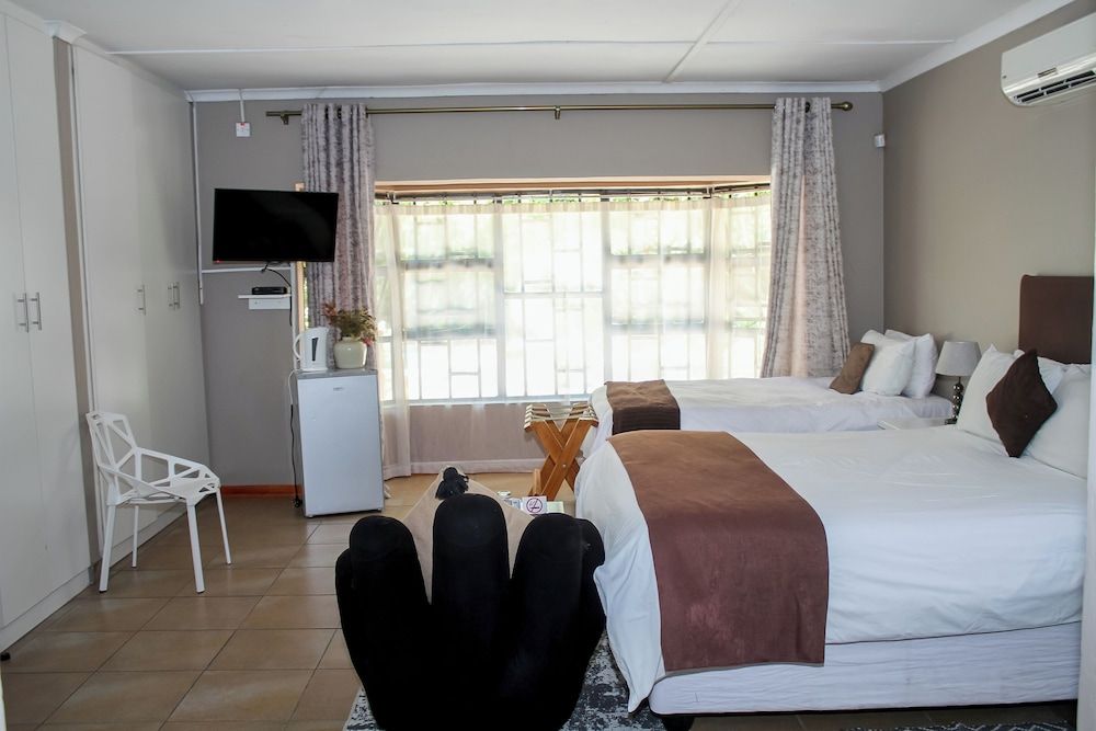 Thamalakane Guest House Deluxe Double Room, Garden View 3