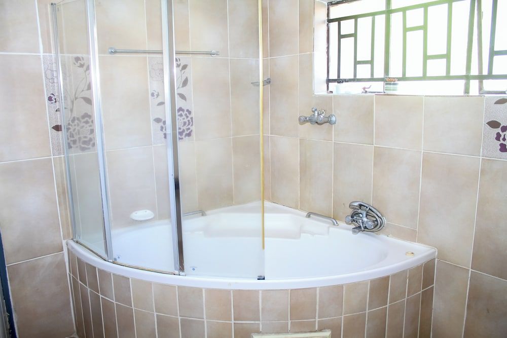 Thamalakane Guest House Deluxe Double Room, Garden View 5