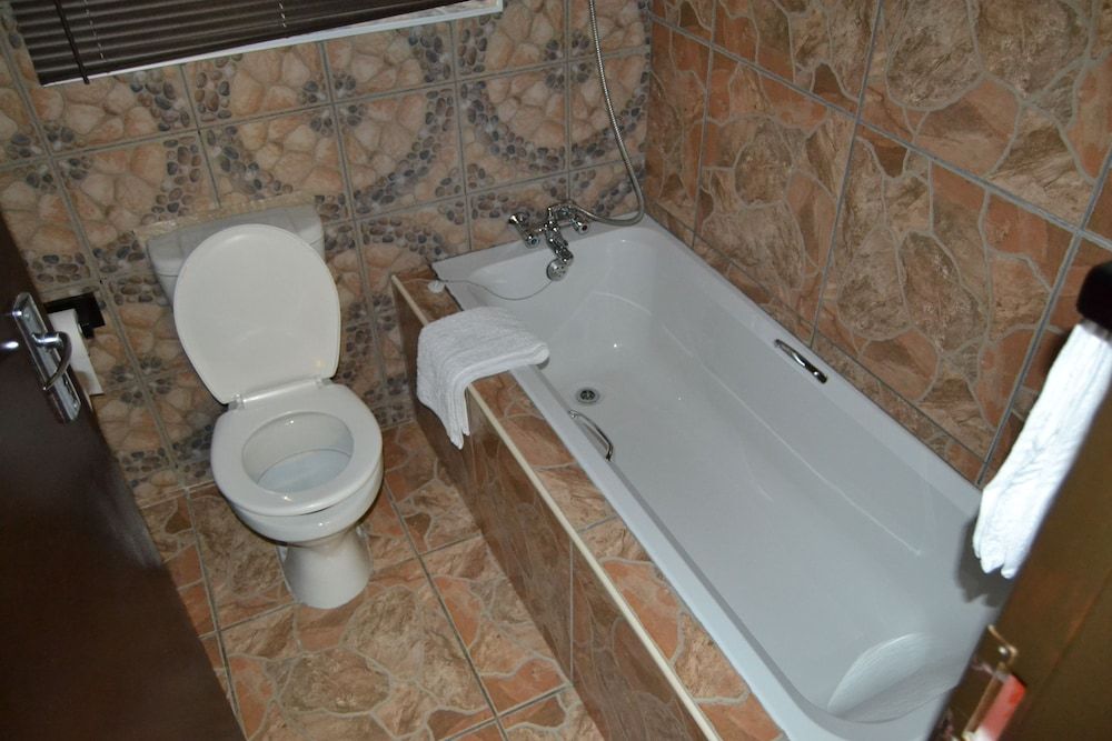 Chobe Sunset Chalets Traditional Single Room, 1 Bedroom 4