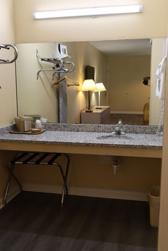 Woodstream Inn Deluxe Room 4