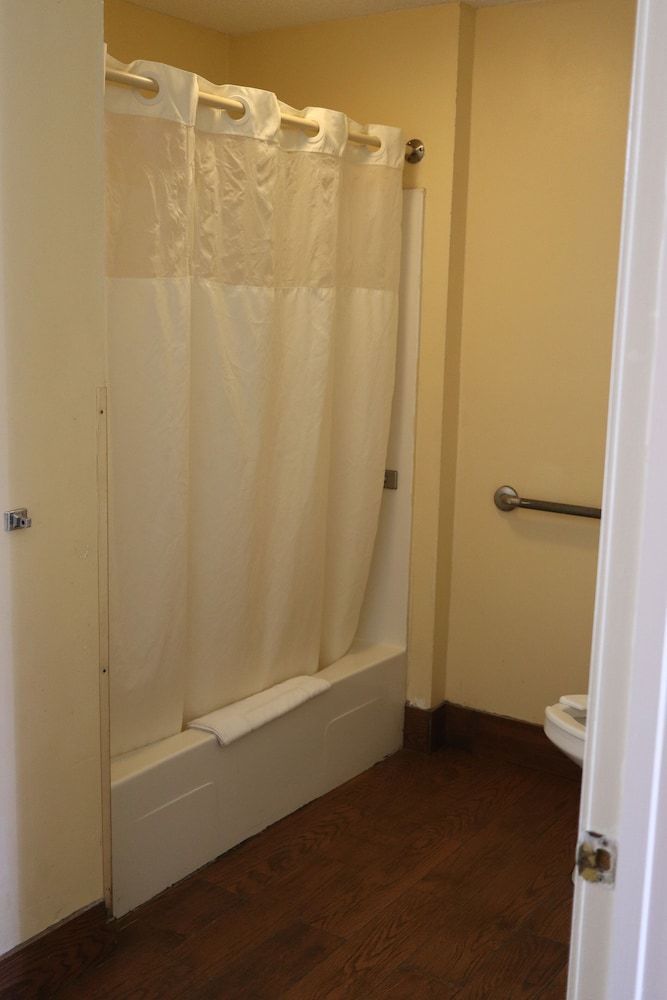 Woodstream Inn Single Room, 1 King Bed, Accessible 5