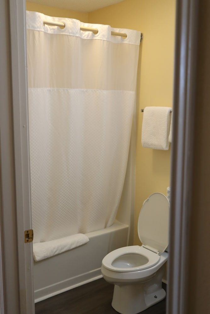 Woodstream Inn Standard Double Room 4