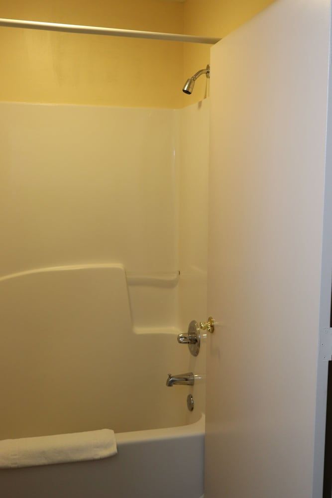 Woodstream Inn Deluxe Room 5