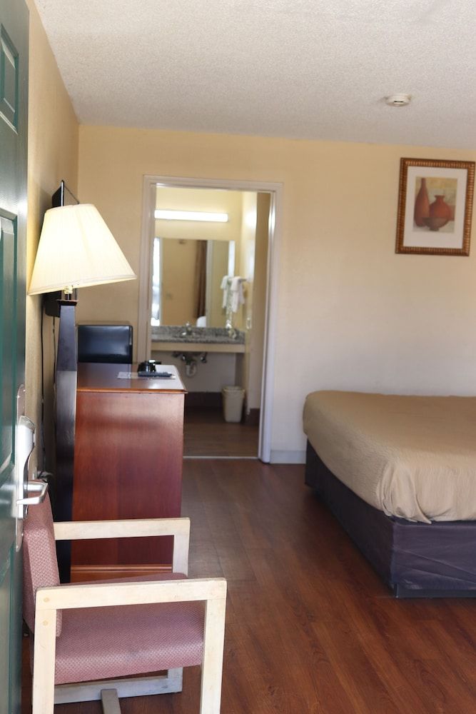 Woodstream Inn Single Room, 1 King Bed, Accessible 10