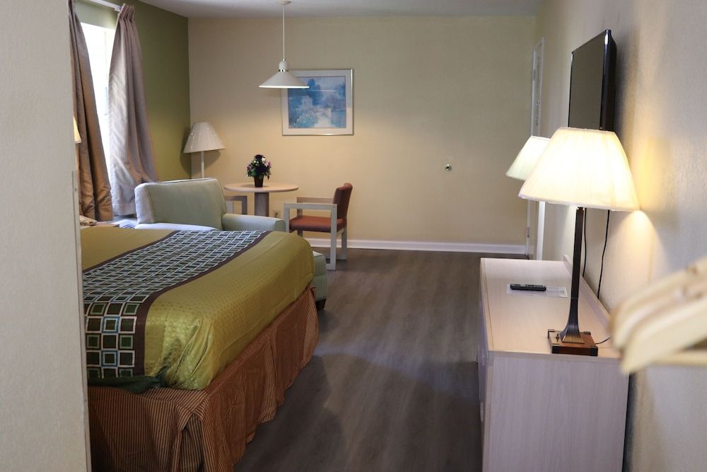 Woodstream Inn Deluxe Room