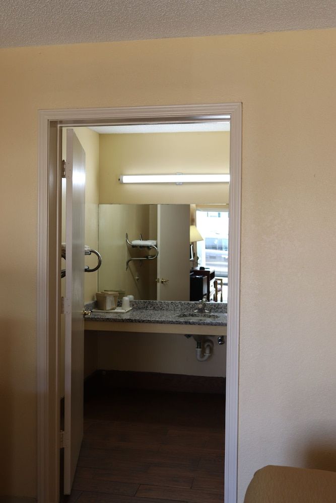 Woodstream Inn Single Room, 1 King Bed, Accessible 2