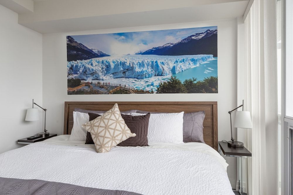 QuickStay - Incredible Downtown Condo, Yonge & College City Condo, 1 Bedroom, Kitchen, City View 2