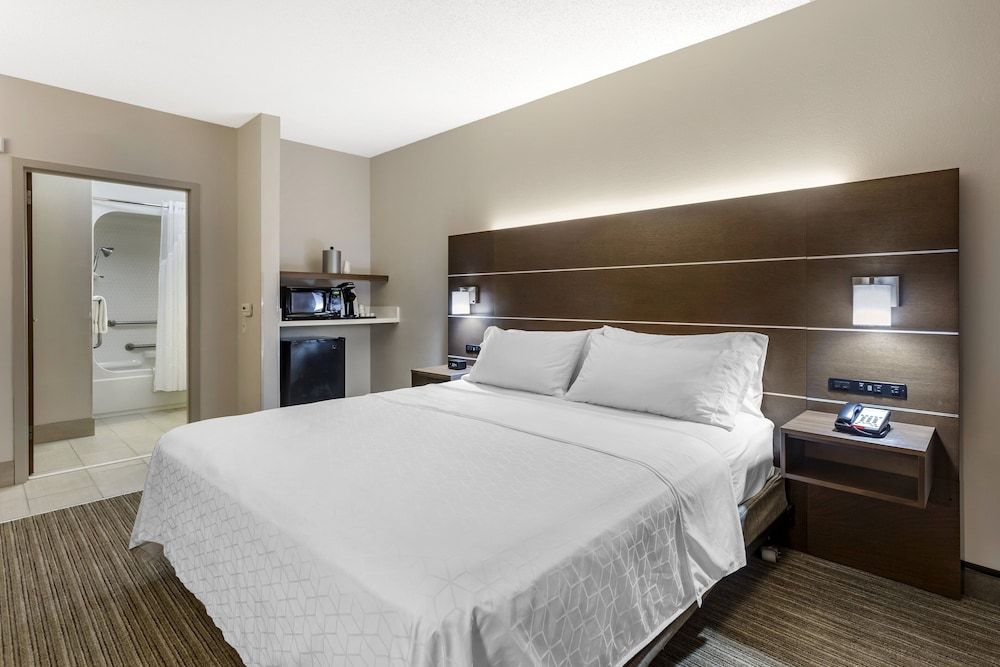 Standard Room, 1 King Bed, Accessible Bathtub (Communications)