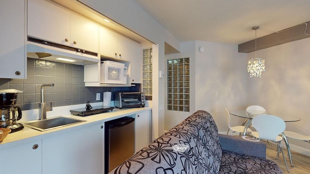 Hébergement Mont-Sainte-Anne Classic Studio, 1 Queen Bed with Sofa bed (FOR 2 - Ski-in/Ski-out) 3