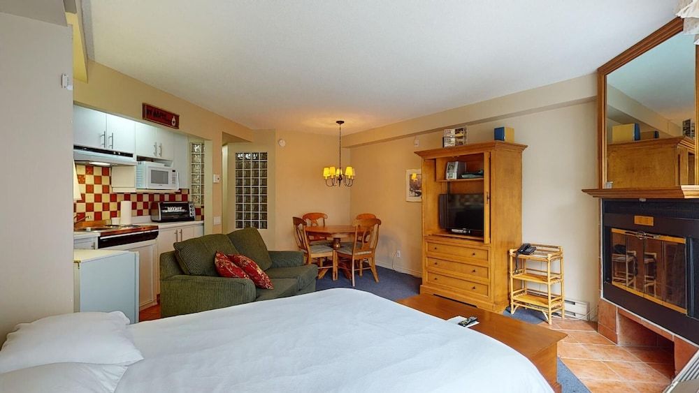 Hébergement Mont-Sainte-Anne Studio, 1 Queen Bed (FOR 2 - Ski-in/Ski-out) 3