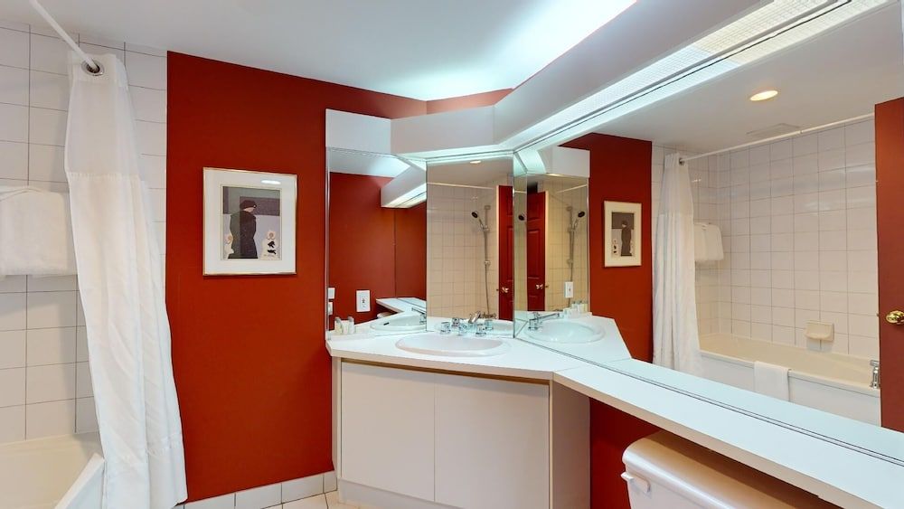 Hébergement Mont-Sainte-Anne Classic Studio, 1 Queen Bed with Sofa bed (FOR 2 - Ski-in/Ski-out) 2