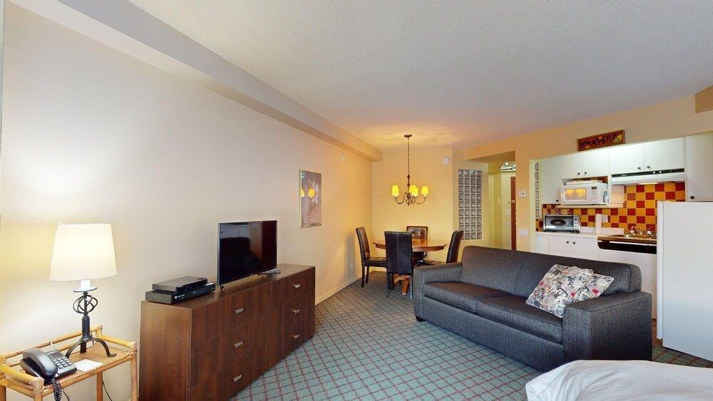 Hébergement Mont-Sainte-Anne Classic Studio, 1 Queen Bed with Sofa bed (FOR 2 - Ski-in/Ski-out) 4