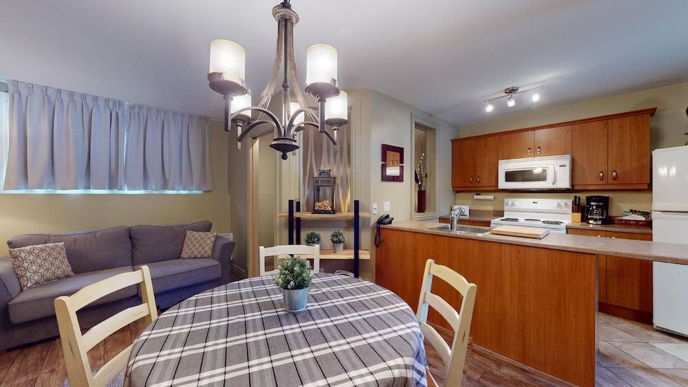 Condo, 1 Bedroom (semi-basement - 1km from slopes)