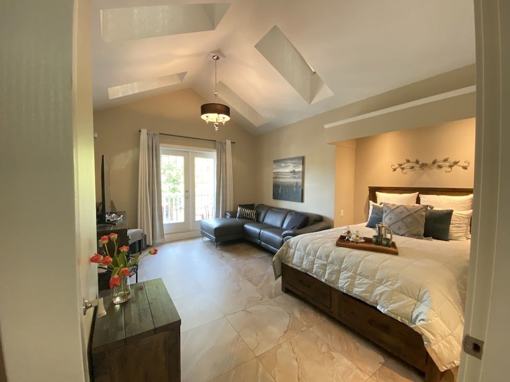 Studio Suite, Private Bathroom (Queen Luxury Suite)