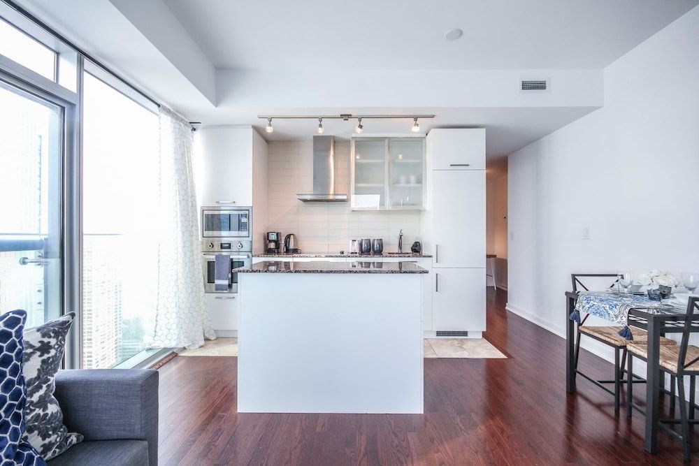 Sarkar Suites - Entertainment District Condo, 2 Bedrooms, Ensuite 4