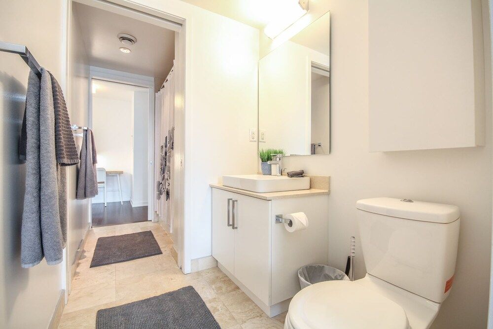 Sarkar Suites - Entertainment District Condo, 2 Bedrooms, Ensuite 8