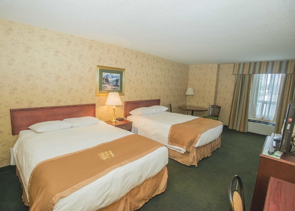 Lakeview Inns & Suites Fort Saskatchewan Traditional Double Room, 2 Queen Beds 3