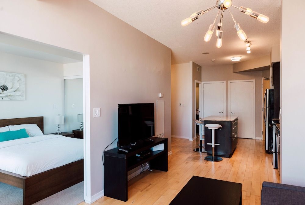 Sarkar Suites - Maple Leaf Square Suite, 1 Bedroom, Non Smoking, Kitchen 4