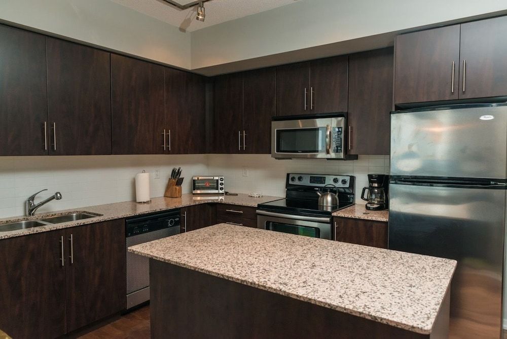 Sarkar Suites - Maple Leaf Square City Suite, 2 Bedrooms, Non Smoking, 2 Bathrooms 7