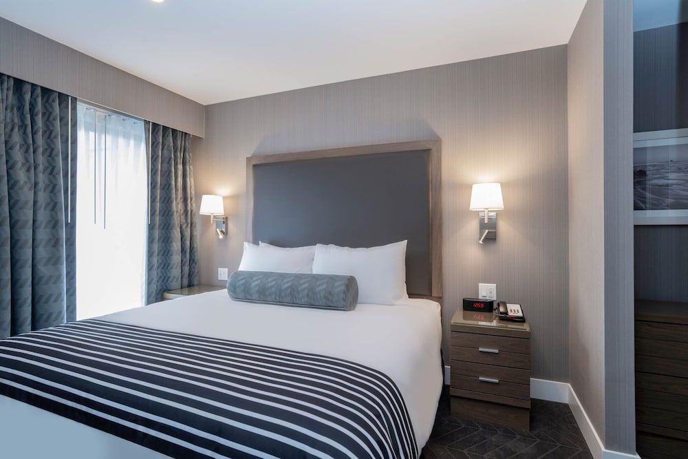 Standard Suite, 1 King Bed, Kitchen