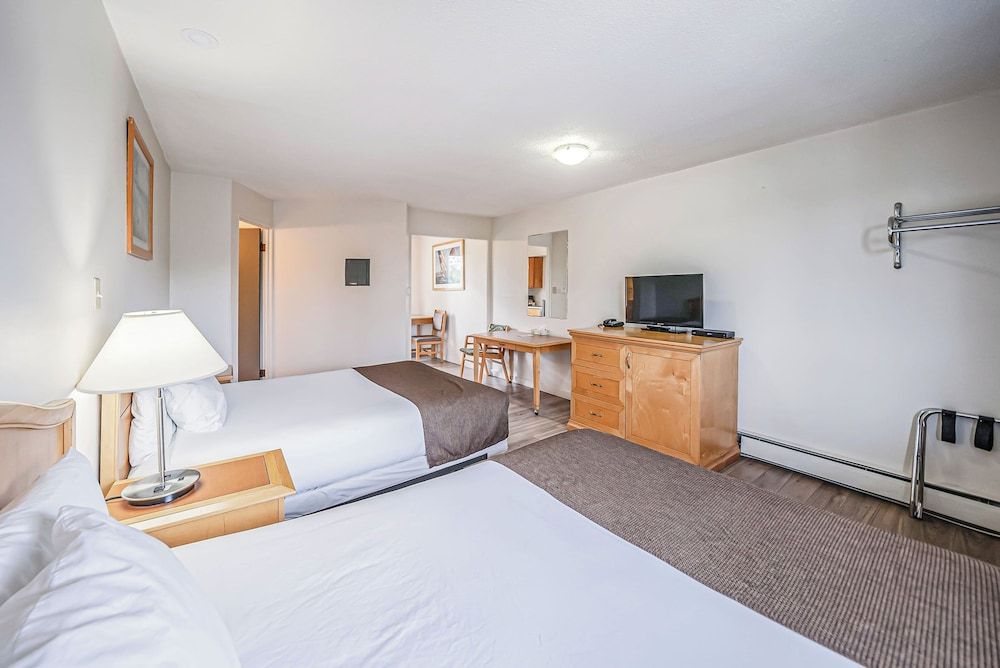 The Bluebird Motel Standard Room, 2 Queen Beds, Kitchenette (Deluxe) 4