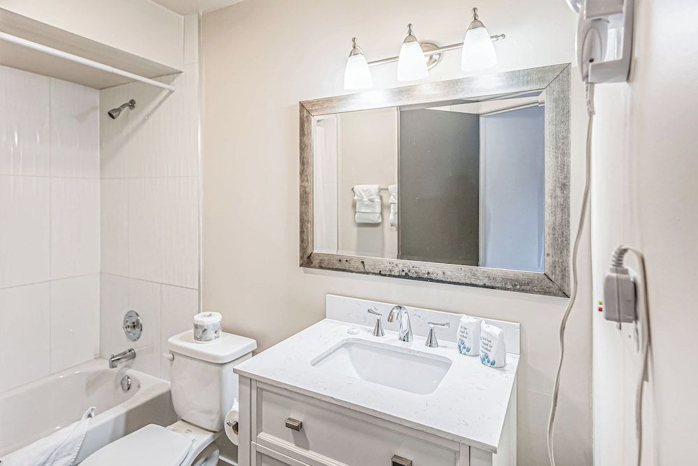 The Bluebird Motel Standard Room, 2 Queen Beds, Kitchenette (Deluxe) 7