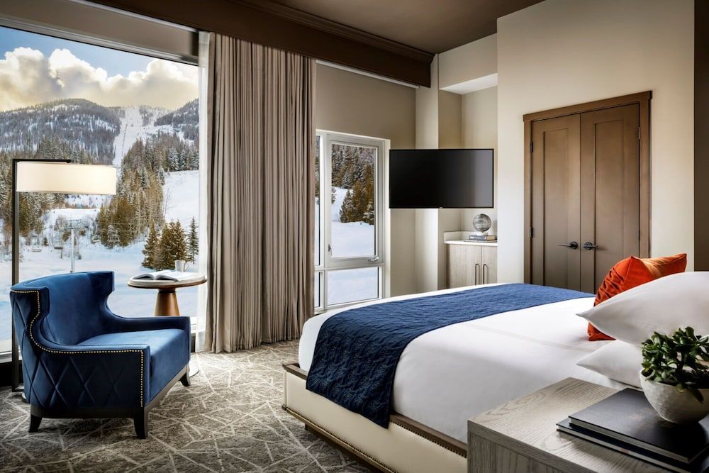Suite, 1 King Bed with Sofa bed, Non Smoking, Mountain View (Balcony)