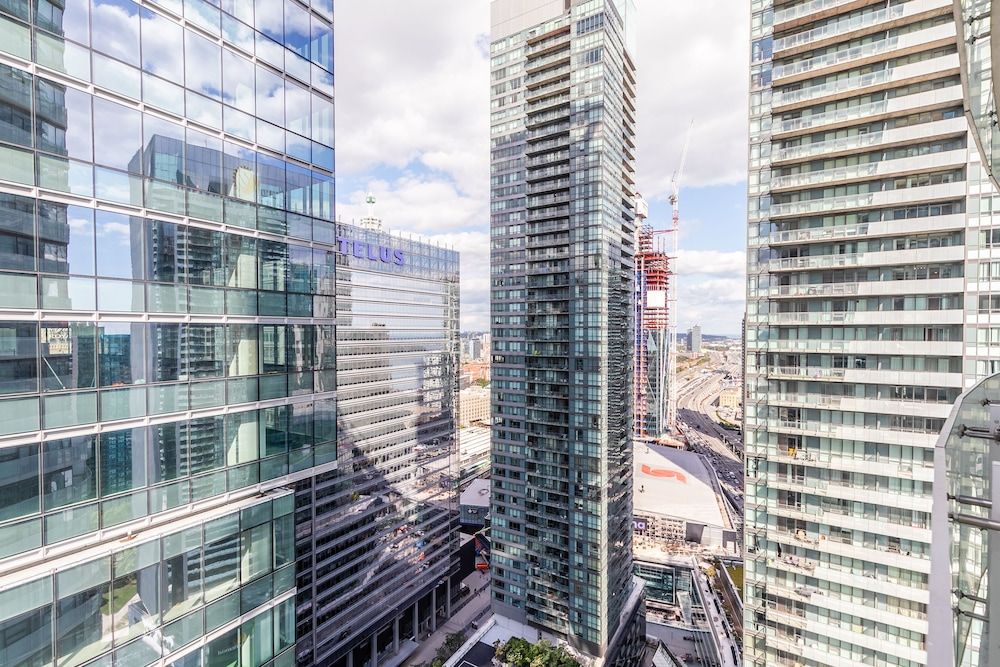 undefined GLOBALSTAY. Maple Leaf Square 8