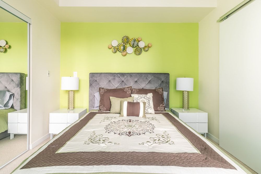 undefined GLOBALSTAY. Maple Leaf Square 2