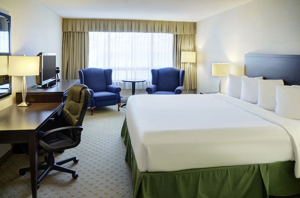 Greenwood Inn & Suites Deluxe Room, 1 King Bed 3