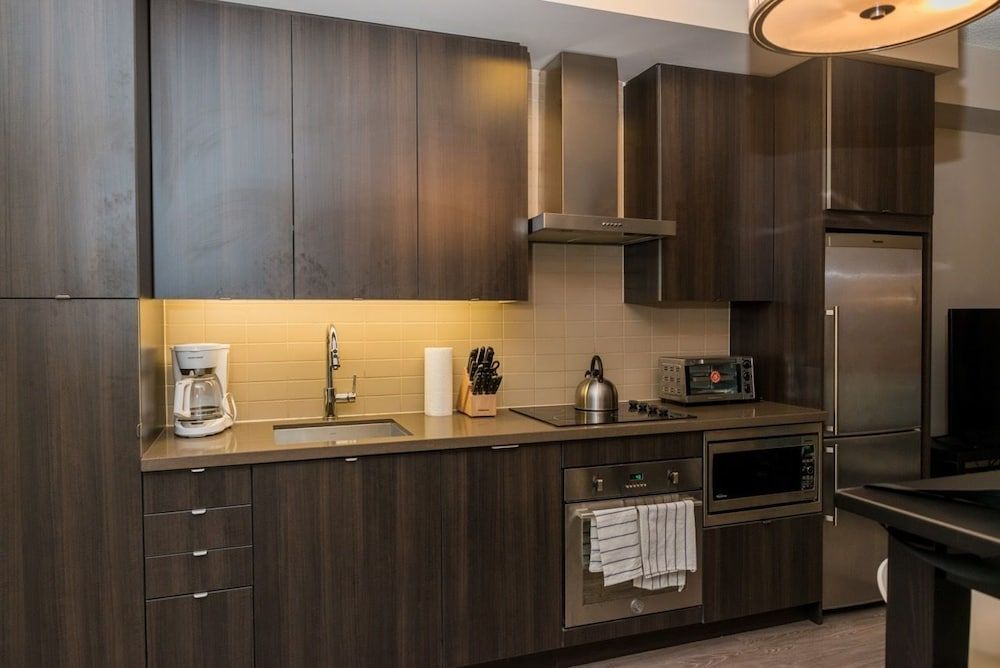 Sarkar Suites - CN Tower Rogers Centre Executive Condo, 1 Queen Bed with Sofa bed, Kitchen 13