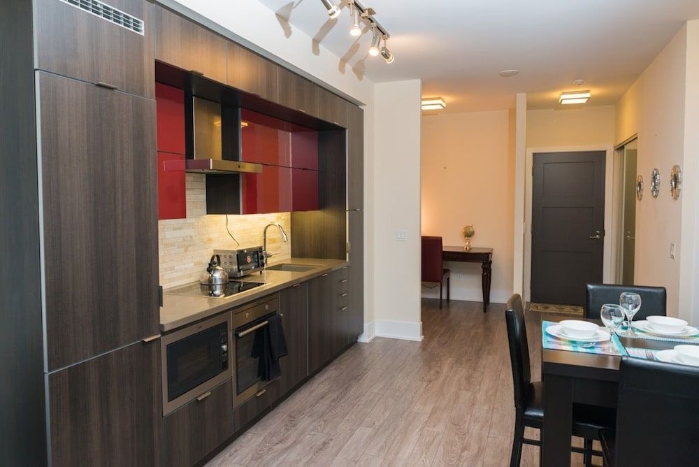 Sarkar Suites - CN Tower Rogers Centre Executive Condo, 1 Queen Bed with Sofa bed, Kitchen 14