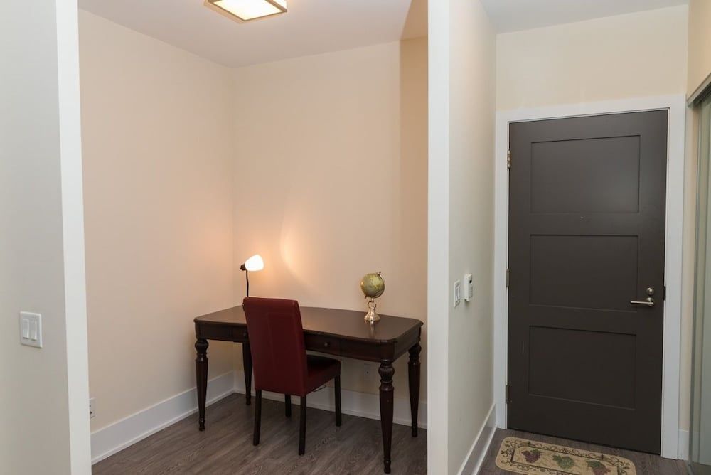 Sarkar Suites - CN Tower Rogers Centre Executive Condo, 1 Queen Bed with Sofa bed, Kitchen 23