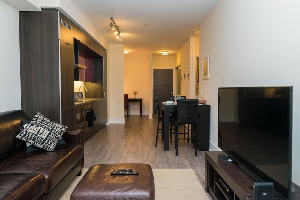 Sarkar Suites - CN Tower Rogers Centre Executive Condo, 1 Queen Bed with Sofa bed, Kitchen 20
