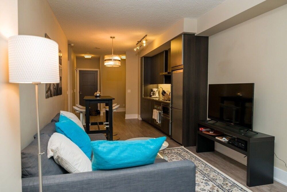 Sarkar Suites - CN Tower Rogers Centre Executive Condo, 1 Queen Bed with Sofa bed, Kitchen 19