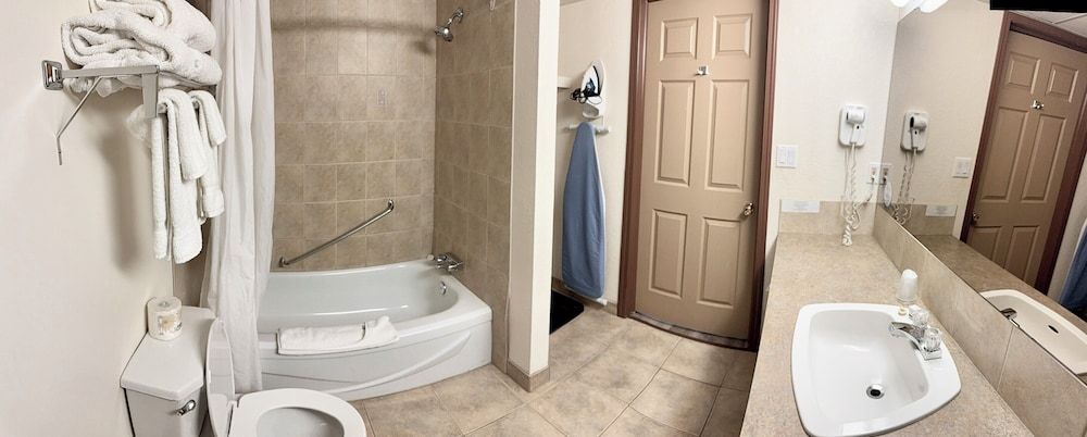 Days Inn by Wyndham Drayton Valley Room, 1 Queen Bed, Accessible, Non Smoking (Bathtub w/ Grab Bars) 4