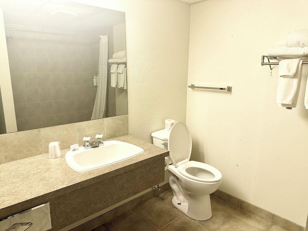 Days Inn by Wyndham Drayton Valley Room, 2 Double Beds, Non Smoking 4