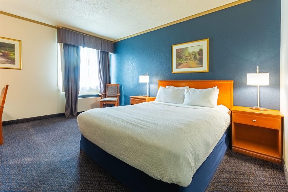 Days Inn by Wyndham Drayton Valley Room, 1 Queen Bed, Accessible, Non Smoking (Bathtub w/ Grab Bars) 3