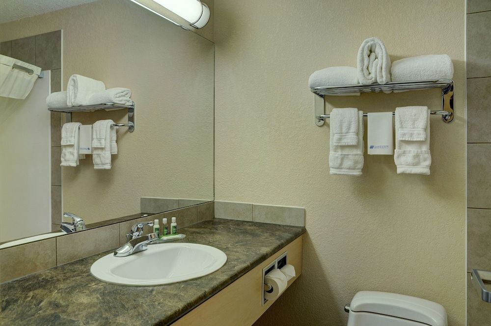 Lakeview Inns & Suites - Chetwynd Deluxe Double Room Single Use, 2 Queen Beds, Kitchenette 6