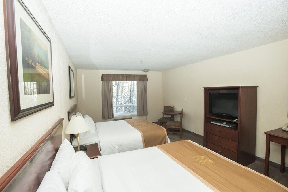 Lakeview Inns & Suites - Chetwynd Deluxe Double Room Single Use, 2 Queen Beds, Kitchenette 4